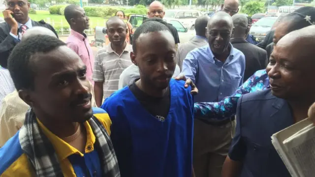 Fred Bauma (Lucha) en premier plan et derrière Yves Makwambala (Filimbi)