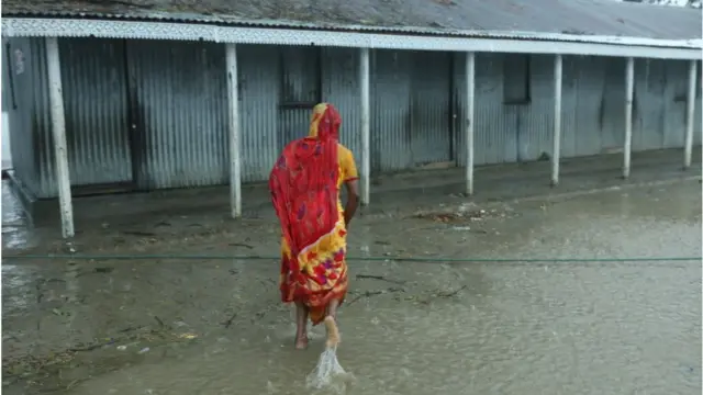 ঝড়ের কারণে উপকূলীয় অনেক এলাকায় পাঠি উঠে যায়