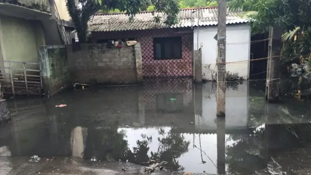 කුණු කන්ද සේදිලා ආපු වතුර තමයි පහළ ගෙවල්වල තියෙන්නේ. කලුම කලු තාරවලට හුරු වතුරක් තිබෙන්නේ.'