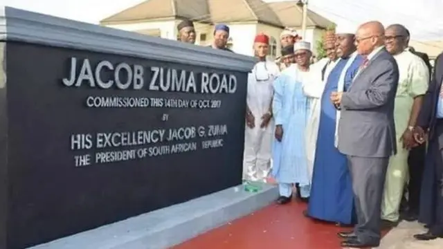 Shugaba Zuma tare da Gwamnan Rochas yayin da yake ziyara a jihar Imo