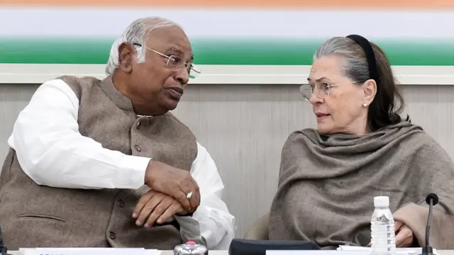 कांग्रेस पार्टी के नये अध्यक्ष मल्लिकार्जुन खड़गे और कांग्रेस पार्टी की पूर्व अध्यक्ष सोनिया गांधी