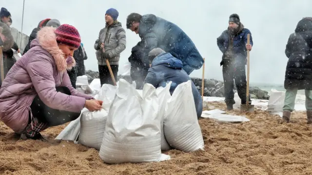 সম্ভাব্য রুশ হামলা থেকে ওডেসাকে রক্ষার জন্য বালির বস্তা প্রস্তুত করছেন শহরের বাসিন্দারা