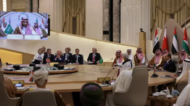 در این نشست به جای ملک سلمان، پادشاه عربستان، پسرش محمد بن سلمان در کنار باقی سران حضور داشت