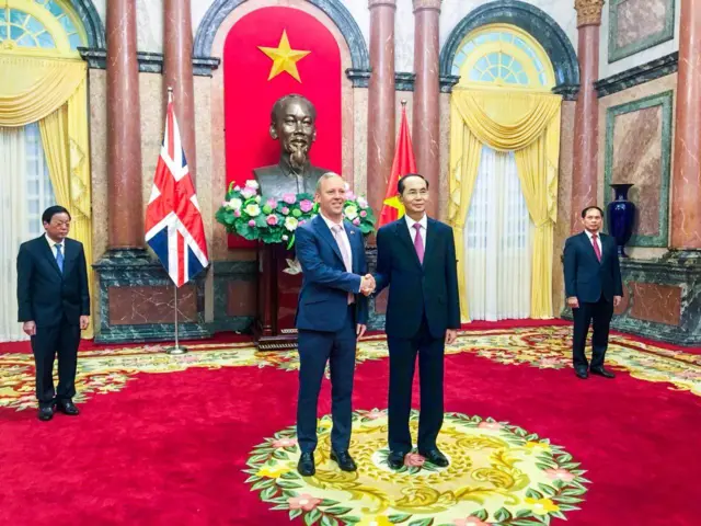 Tân Đại sứ Anh Gareth Ward trình Quốc thư của Nữ hoàng Elizabeth Đệ nhị gửi Chủ tịch nước Trần Đại Quang sáng ngày 7/8