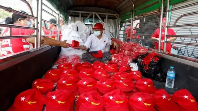 NLD ပါတီ ရွေးကောက်ပွဲကြိုကာလ ပါတီအမှတ်တံဆိပ် ဦးထုပ်များ