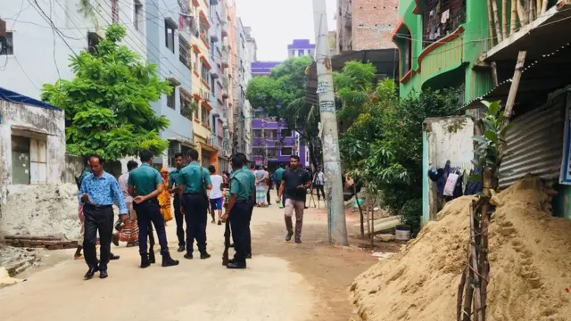 বাড়ির সামনে পুলিশের প্রহরা।