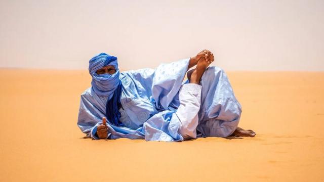 Les hommes portent fièrement des daraas bleus à Nouakchott