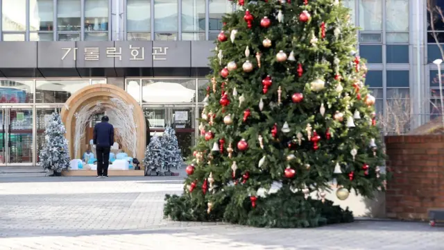 성탄절인 25일 오전 서울 중구 명동성당이 신종 코로나바이러스 감염증(코로나19) 확산에 따른 사회적 거리두기 영향으로 한산하다. 명동성당은 정부와 서울시 방역 지침에 따라 성탄 대축일 미사를 비대면으로 실시한다고 밝혔다. 성탄 대축일 미사가 비대면으로 진행되는 건 이번이 처음이다