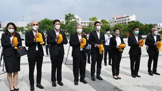 จักกพันธุ์, วิศณุ, ทวิดา, ศานนท์ (จากขวามาซ้าย) สักการะสิ่งศักดิ์สิทธิ์ประจำศาลาว่าการ กทม. (ดินแดง)