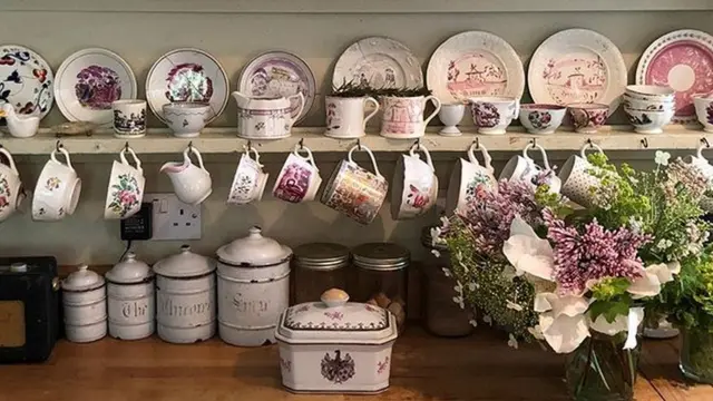挂满古董瓷器的墙