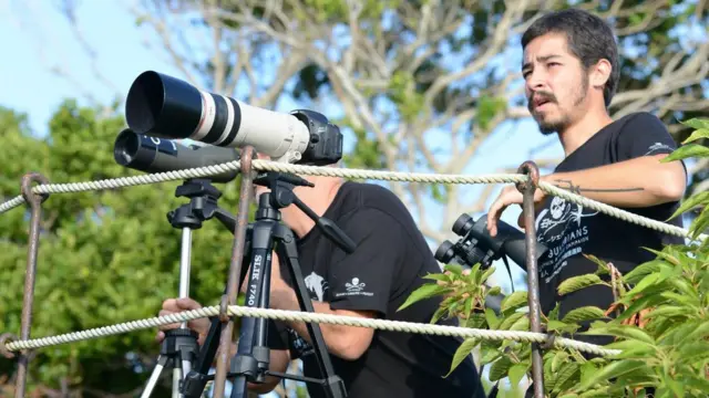 Ativista e outro voluntário monitorando os barcos caçadores5.5 1xbetgolfinhos no horizonte a partir5.5 1xbetum ponto alto5.5 1xbetterra, na cidade5.5 1xbetTaiji, no Japão