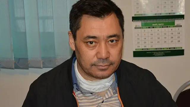 Мурдагы депутат Садыр Жапаров тергөө абагында кекиртеги кесилген, аны көзү кылганы айтылды