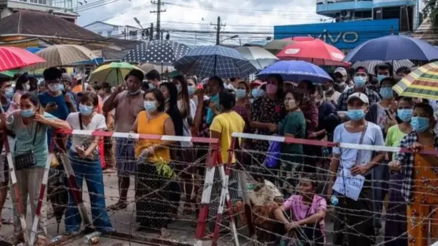 ပြီးခဲ့တဲ့ အောက်တိုဘာက လွတ်ငြိမ်းချမ်းသာခွင့်နဲ့ ပြန်လွတ်မယ့်သူတွေကို အင်းစိန်ထောင်ရှေ့မှာ မိသားစုတွေ စောင့်မျှော်နေ