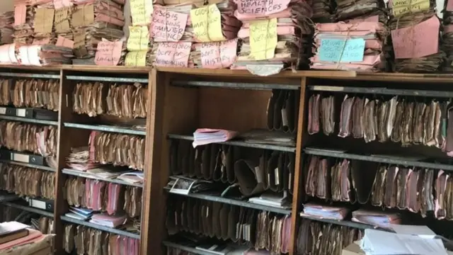Jengo kuu lilikuwa na chumba cha kuhifadhia nyaraka za rekodi na kumbukumbu za Chuo kikuu cha Makerere