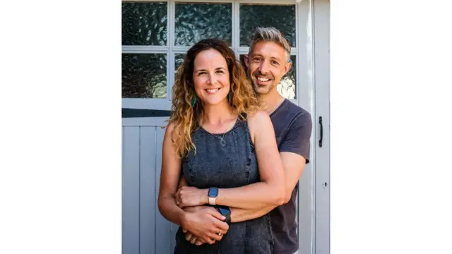 تقول هانا ميلر: "كنا نعلم أنه لا يوجد سبب لعدم الزواج، لأننا كنا رفقاء الروح"