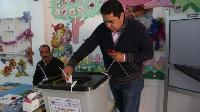 ناخب يدلي بصوته