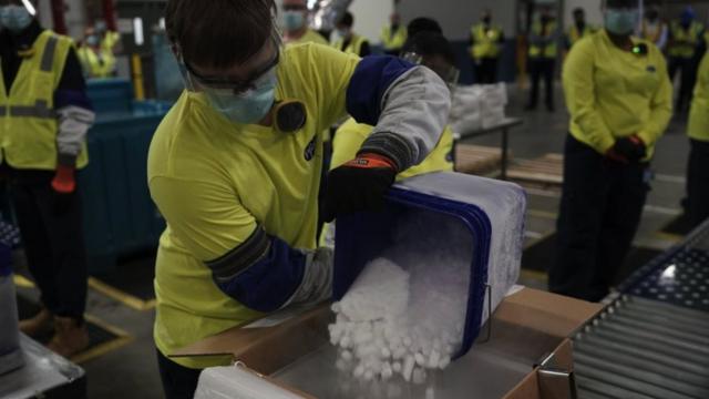Un trabajador pone hielo seco en unas cajas que contienen la vacuna de Pfizer-BioNTech en Michigan, EE.UU., en diciembre de 2020.