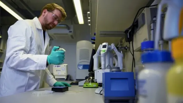 Un hombre manejando instrumentos