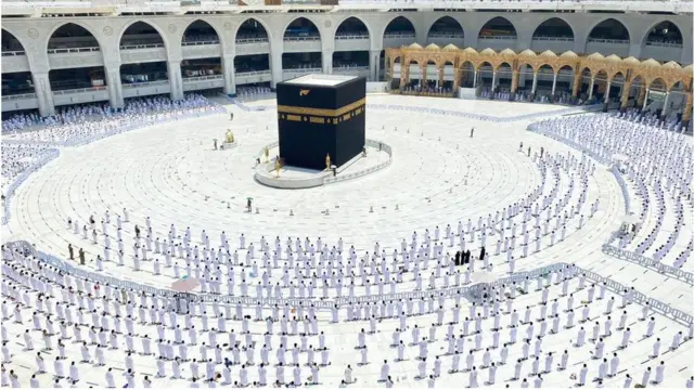 Worshippers dey observe social distancing for Ka'bah Mosque