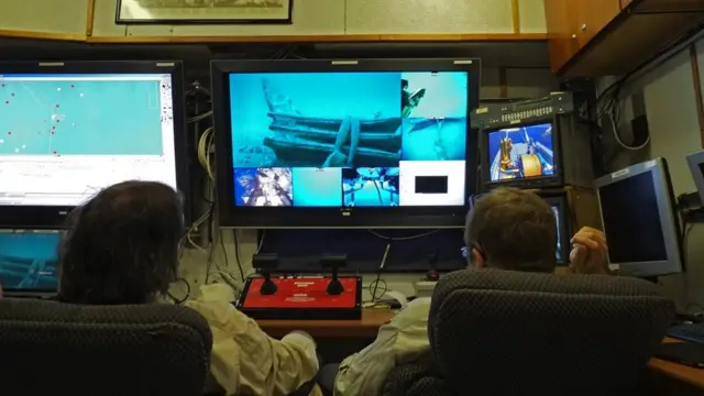 హెర్క్యులస్ నౌకలో పరిశోధకులు