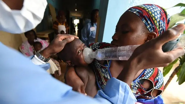 Onye ọrụ ahụike na-etinyere nwatakịrị nwere ọrịa 'Pneumonia' ikuku