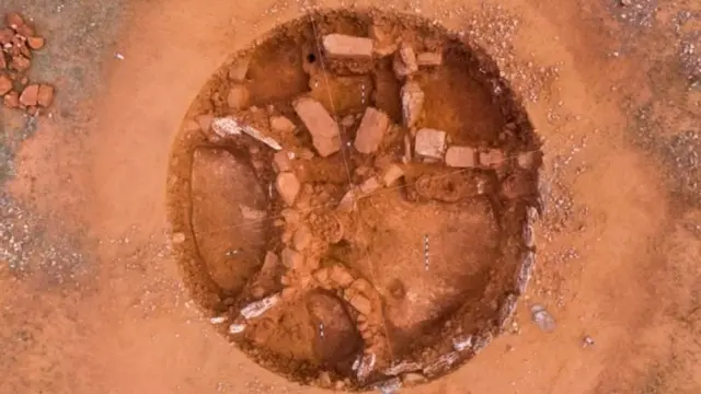 சிவகளையில் ஒரே இடத்தில் 16 முதுமக்கள் தாழிகள் கண்டறியப்பட்டுள்ளன.