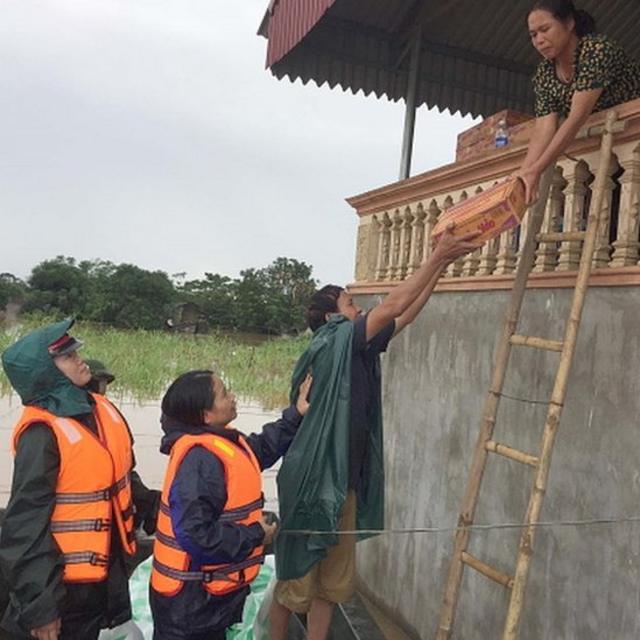 Cứu trợ nhà dân sau mưa lụt ở Thanh Hóa