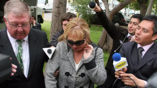 La hija de Augusto Pinochet, Verónica Pinochet Hiriart (centro)