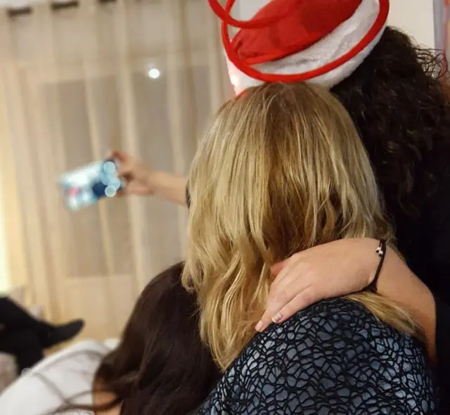 Adriana junto a su madre y su hermana.