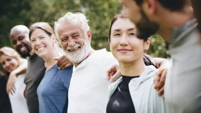 diferentes personas en un parque