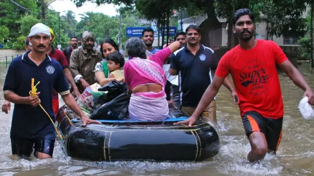 கேரளா வெள்ளம் -164 பேர் உயிரிழப்பு, 2,23,000 பேர் முகாம்களில் தஞ்சம்