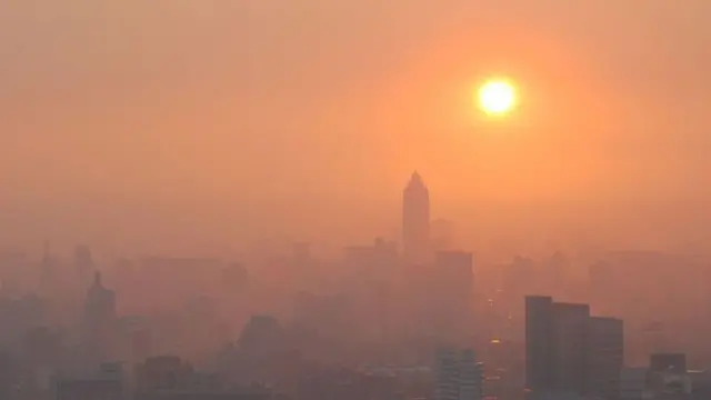 Cidade coberta por fumaça