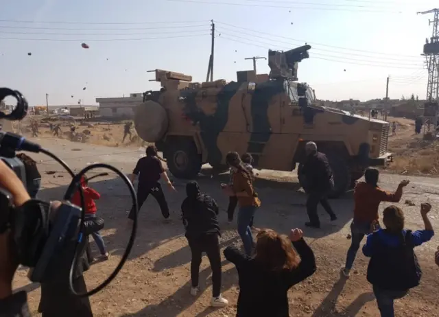 أهالي كوباني (عين العرب) يستقبلون الدوريات التركية-الروسية بالحجارة