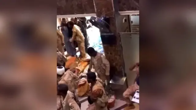 صورة ملتقطة من مقطع فيديو تظهر مقاتلين من قوات الدعم السريع يقتحمون مستشفى الساحة في الخرطوم