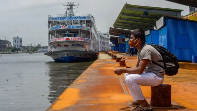 ঘরমুখো তরুণ অপেক্ষা করছে লঞ্চ ঘাটে, ৩০-০৫-২০২০।