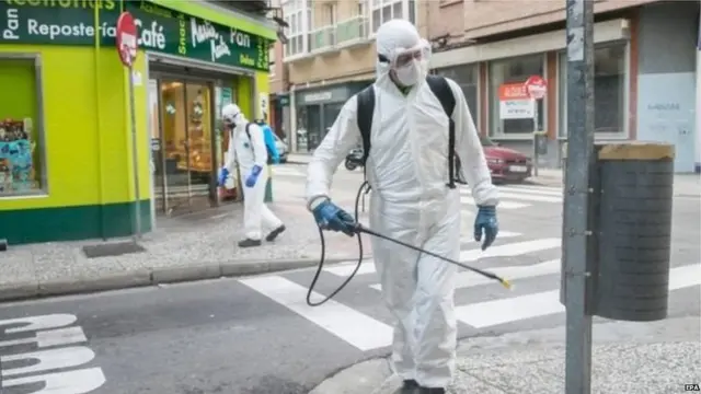 छिड़काव करते स्वास्थ्यकर्मी