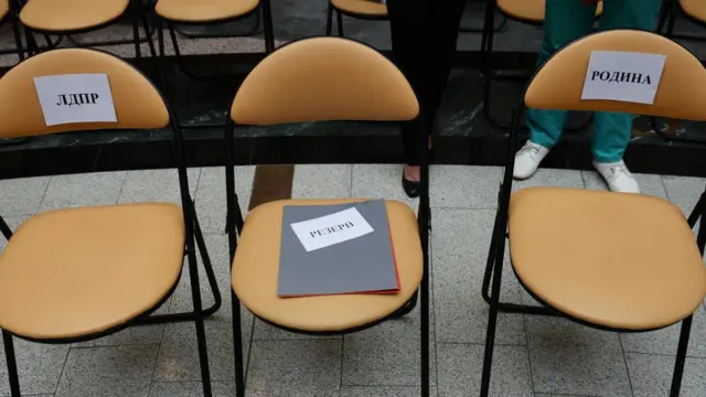 Стулья с названиями двух политических партий, а также надсиью "резерв"