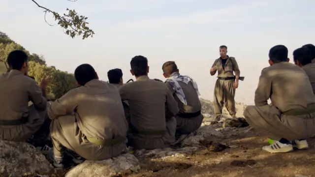 زعيم كومالا هيمن يدرب المجندين الجدد