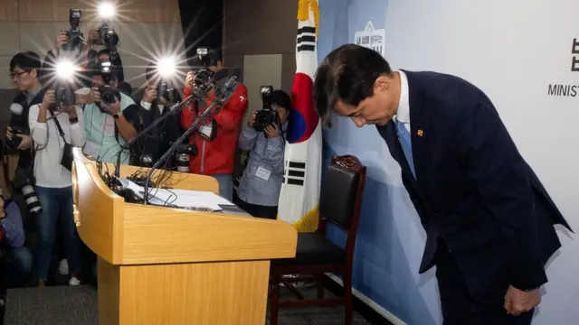 조국 법무부 장관이 14일 오후 법무부를 통해 사퇴 의사를 밝혔다