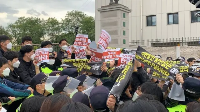 '대학생기후행동'이 18일 탄소중립위원회 2차 회의 장소인 노들섬 다목적홀 숲 앞에서 2050 탄소중립 시나리오 결정에 규탄하고 있다
