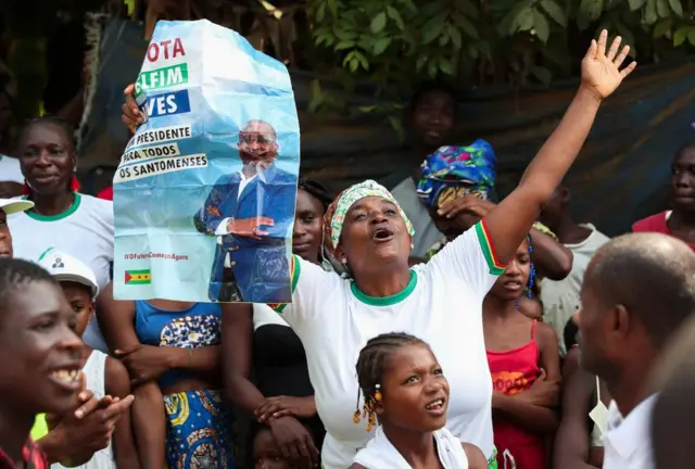 Des partisans crient des slogans pendant que le candidat à la présidence, Delfim Neves (qui n'est pas sur la photo), prononce un discours.