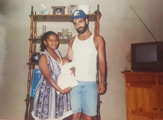 Paknoosh Kharaghani, a mulher, Ina, e a primeira filha deles, Faronak, ainda bebê, na sala de casa