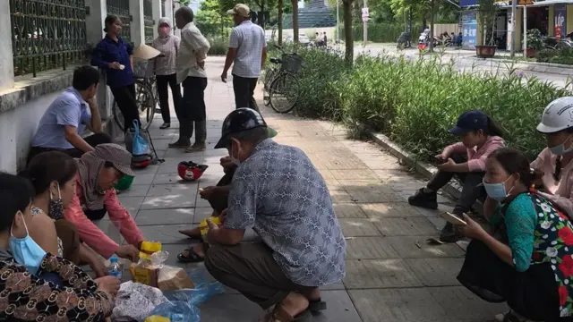 Nhiều người dân đến ủng hộ tinh thần cho gia đình hai nhà hoạt động
