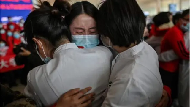 د یوه روغتون کارکوونکې خپلو همکارو نرسانو ته غېږه ورکړې او ورسره ژاړي.