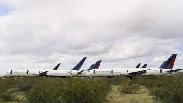 অ্যারিজোনায় পার্ক করে রাখা কিছু বাণিজ্যিক বিমান।