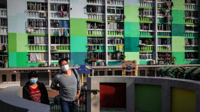 香港某公屋屋邨居民戴着口罩走过（23/2/2020）