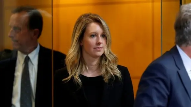 Holmes saat meninggalkan pengadilan di San Jose pada Juli 2019.