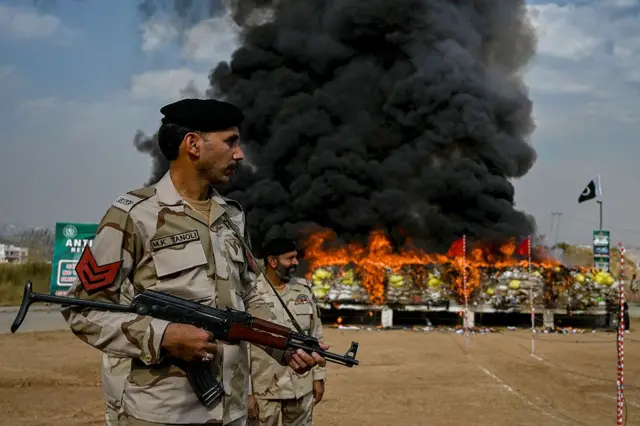 పాకిస్తాన్‌లోని ఇస్లామాబాద్‌లో స్వాధీనం చేసుకున్న మాదక ద్రవ్యాలను తగలబెడుతున్న యాంటీ నార్కోటిక్ ఫోర్సెస్