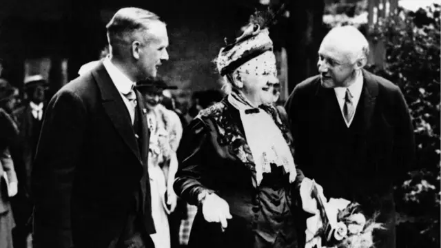 La reina Guillermina, raramente fotografiada, acude a la una exposición de rosas alrededor de 1950 en Ámsterdam, Holanda.