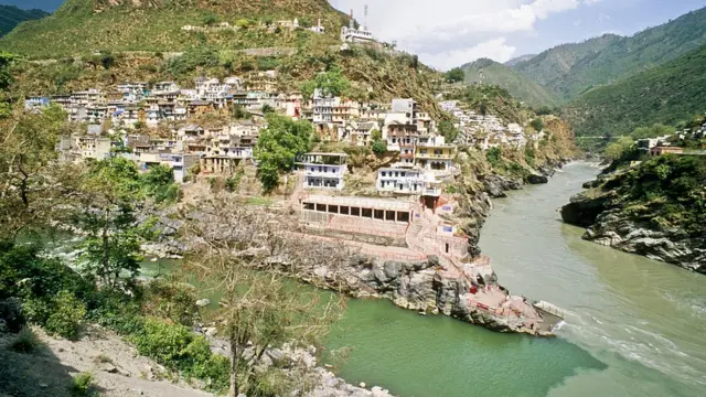 অলকানন্দা যেখানে ভাগীরথীর সঙ্গে মিশেছে। দেবপ্রয়াগের ফাইল চিত্র